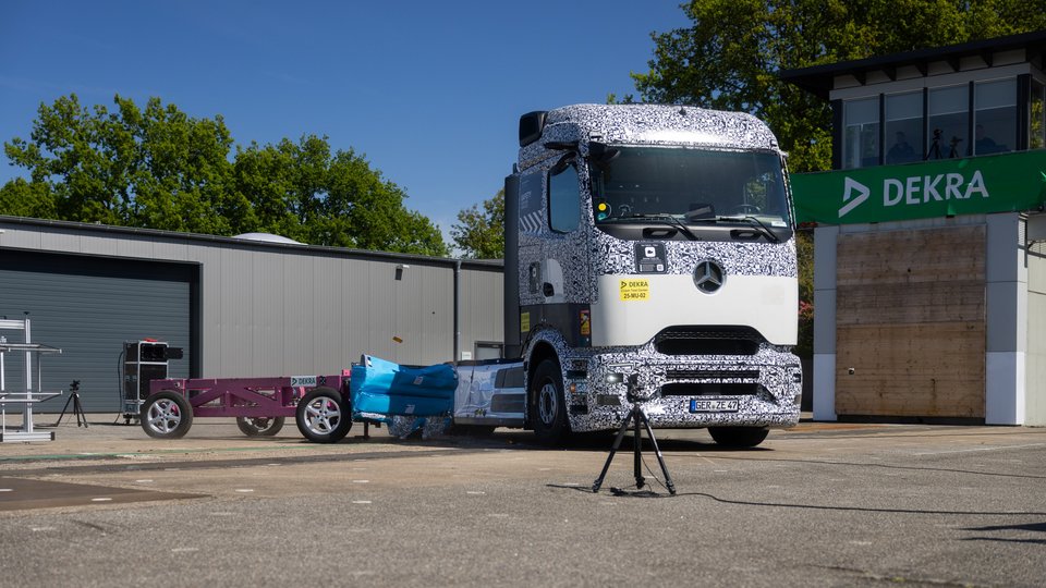 High passive safety of the Mercedes-Benz eActros 600 is confirmed in crash tests.