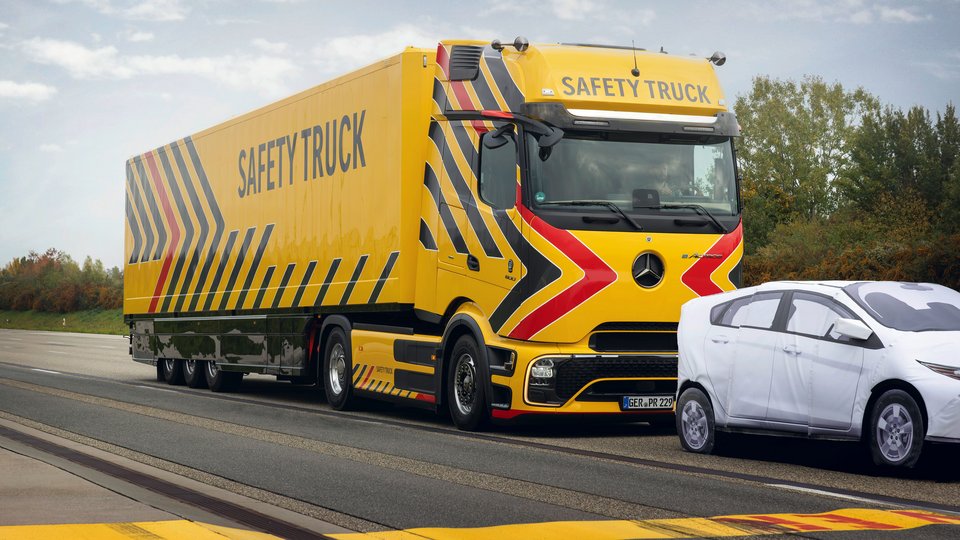 Daimler Truck's latest emergency brake assist system (Active Brake Assist 6 Plus) can react to pedestrians crossing, approaching, or walking in the lane, as well as cyclists, at speeds of up to 60 km/h with automated emergency braking until the vehicle comes to a complete stop.