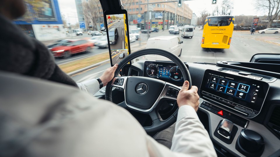 The MirrorCam can help make situations such as overtaking, maneuvering, driving in poor visibility and darkness even safer and less stressful.