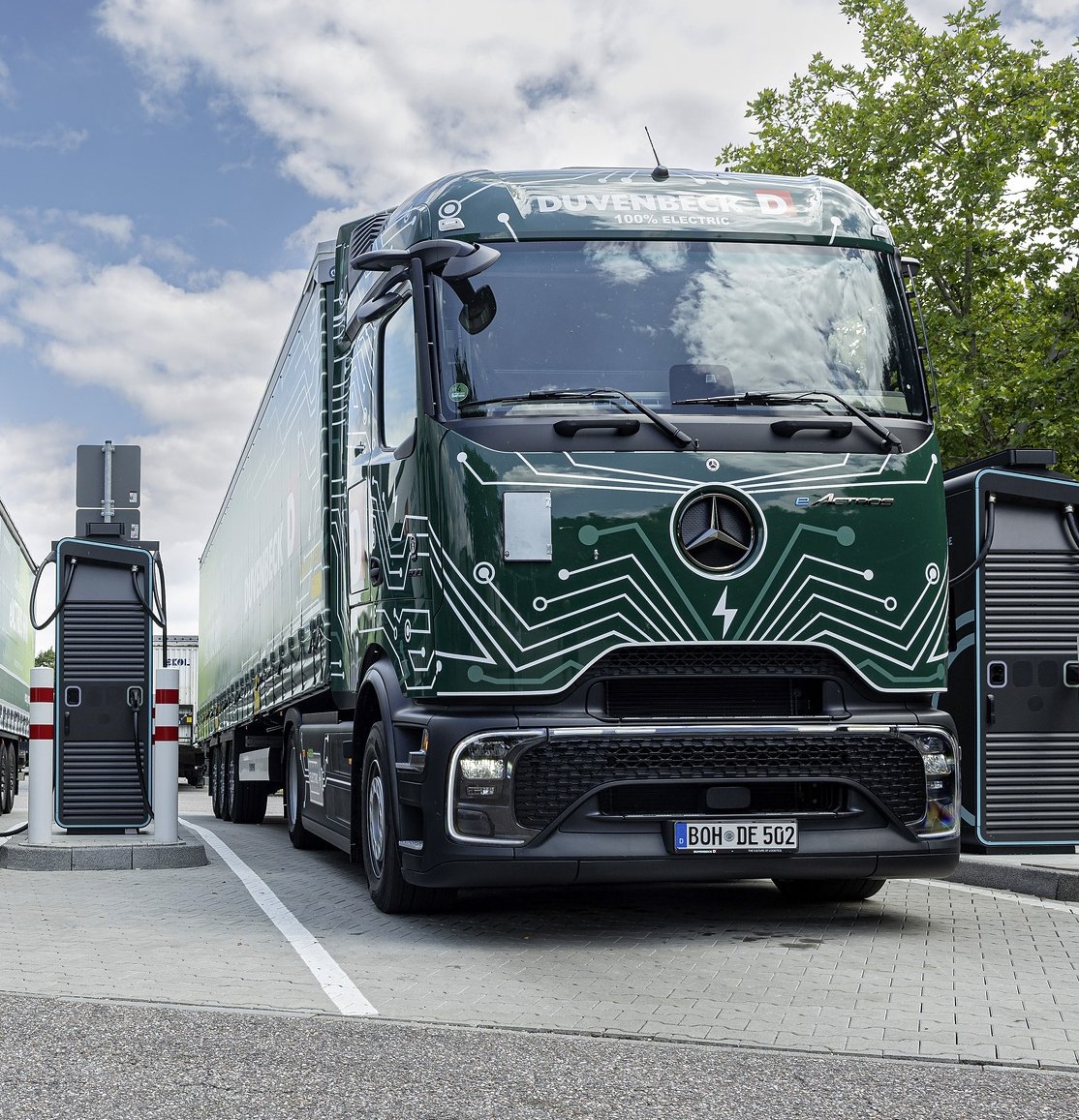 Mercedes-Benz eActros 600 during charginng